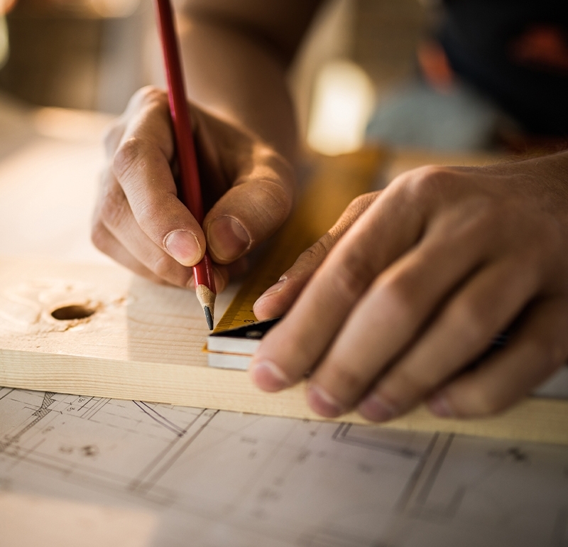 Gnannt GmbH Unternehmen Holz mit Bleistift anzeichnen