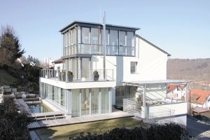 Modernes Einfamilienhaus in Ulm Glasfassade mit Sonnenschutzanlage