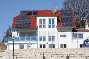 Modernes Mehrfamilienhaus in Reutlingendorf Holzfenster mit integrierten Rolläden